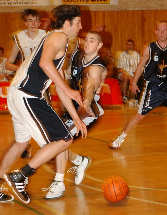 Brian Sigafoos dribbling through traffic for Hørsholm