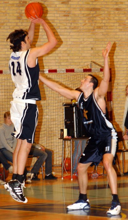 Brian Sigafoos contesting a jump shot for Hørsholm