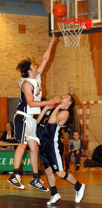 Brian Sigafoos scoring with his left hand for Hørsholm