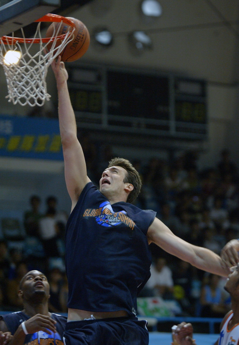 Brian Sigafoos finishing at the rim in Taipei